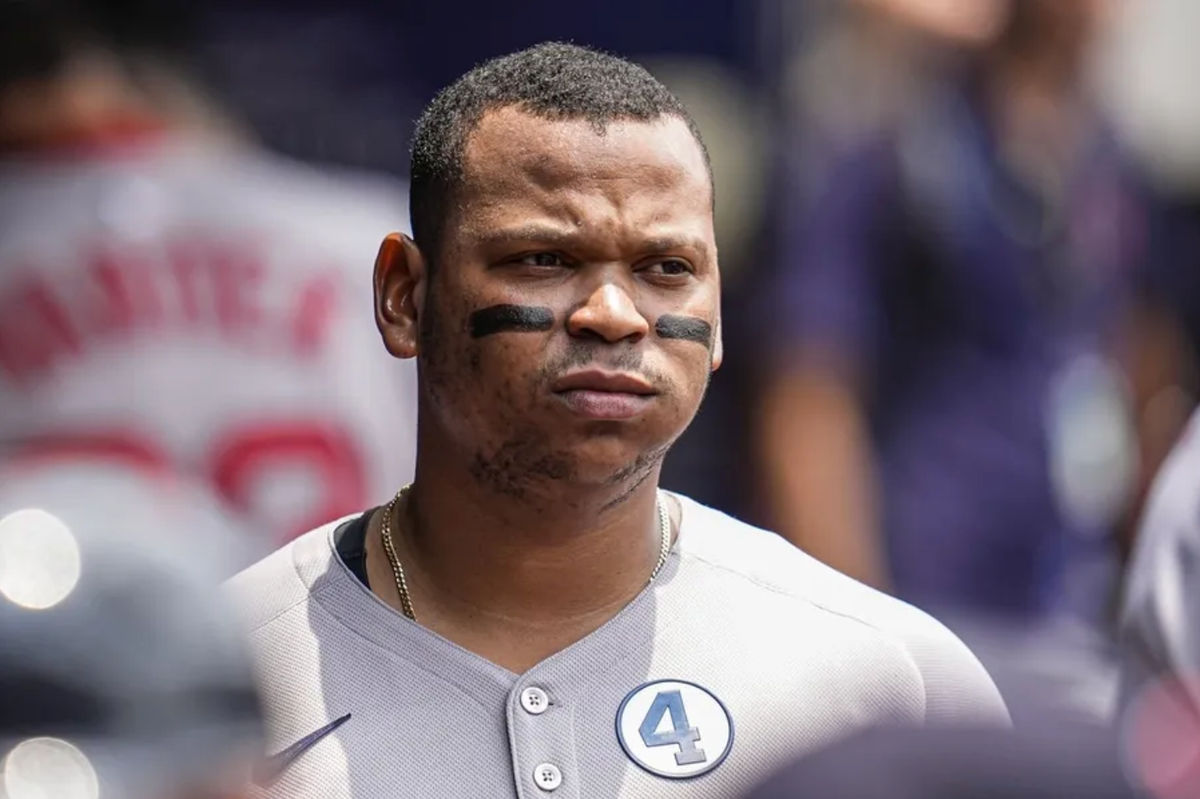 1º de junho de 2025; Cumberland, Geórgia, EUA; Rafael Devers (11), rebatedor designado do Boston Red Sox, no banco de reservas antes do jogo contra o Atlanta Braves no Truist Park. Crédito obrigatório: Dale Zanine-Imagn Images