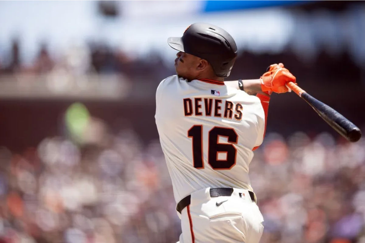 21 de junio de 2025; San Francisco, California, EE. UU.; El bateador designado de los Gigantes de San Francisco, Rafael Devers (16), sigue la trayectoria de su jonrón de dos carreras contra los Medias Rojas de Boston durante la tercera entrada en el Oracle Park. Crédito obligatorio: D. Ross Cameron-Imagn Images