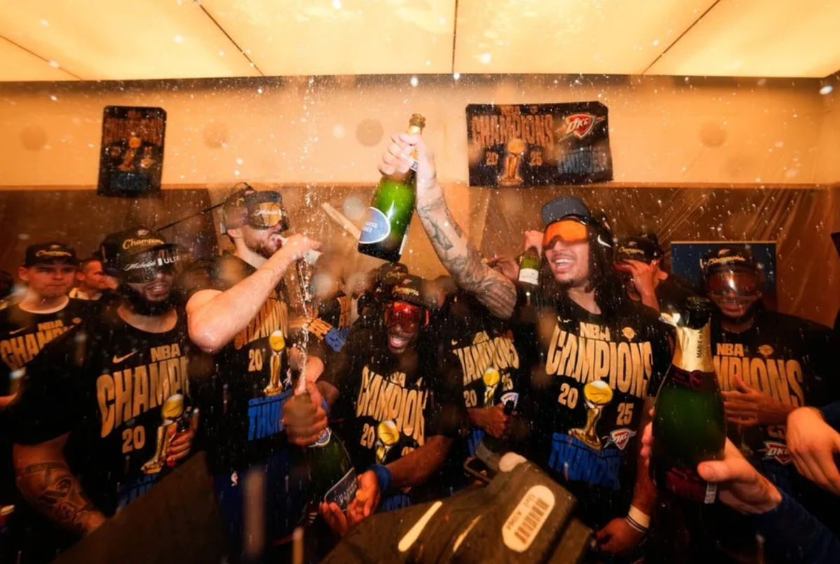 22 de junio de 2025; Oklahoma City, Oklahoma, EE. UU.; El Oklahoma City Thunder celebra tras ganar el séptimo partido de las Finales de la NBA de 2025 contra los Indiana Pacers en el Paycom Center. Crédito obligatorio: Kyle Terada-Imagn Images