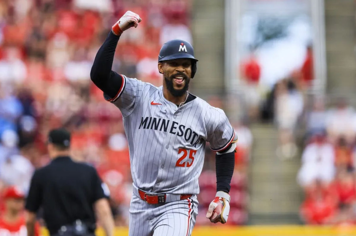 17 de junio de 2025; Cincinnati, Ohio, EE. UU.; El jardinero de los Mellizos de Minnesota, Byron Buxton (25), reacciona tras conectar un jonrón solitario en la tercera entrada contra los Rojos de Cincinnati en el Great American Ball Park. Crédito obligatorio: Katie Stratman-Imagn Images