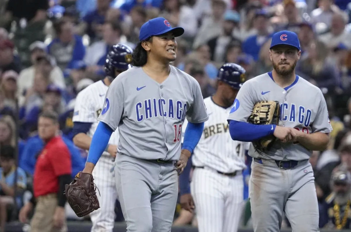 4 de mayo de 2025; Milwaukee, Wisconsin, EE. UU.; El lanzador de los Chicago Cubs, Shota Imanaga (18), se dirige al montículo para que un entrenador lo revise tras lesionarse contra los Milwaukee Brewers en la sexta entrada en el American Family Field. Crédito obligatorio: Michael McLoone-Imagn Images.