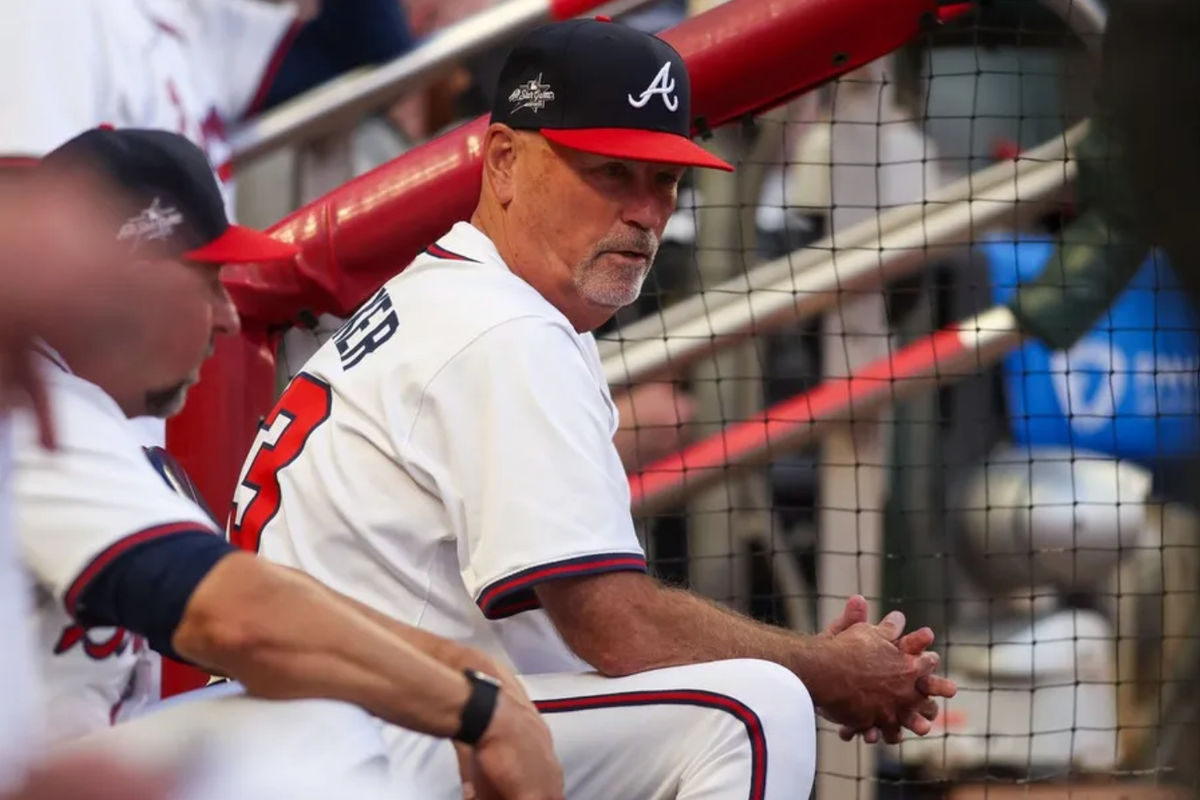 19 de junio de 2025; Atlanta, Georgia, EE. UU.; El mánager de los Bravos de Atlanta, Brian Snitker (43), en el dugout contra los Mets de Nueva York en la quinta entrada en el Truist Park. Crédito obligatorio: Brett Davis-Imagn Images