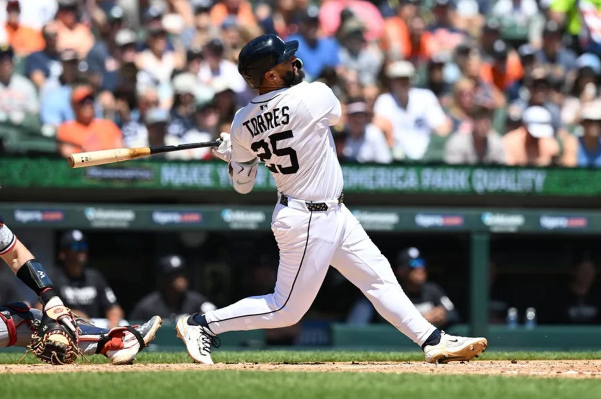 28 de junio de 2025; Detroit, Michigan, EE. UU.; El segunda base de los Tigres de Detroit, Gleyber Torres (25), conecta un jonrón de dos carreras contra los Mellizos de Minnesota en la cuarta entrada en el Comerica Park. Crédito obligatorio: Lon Horwedel-Imagn Images
