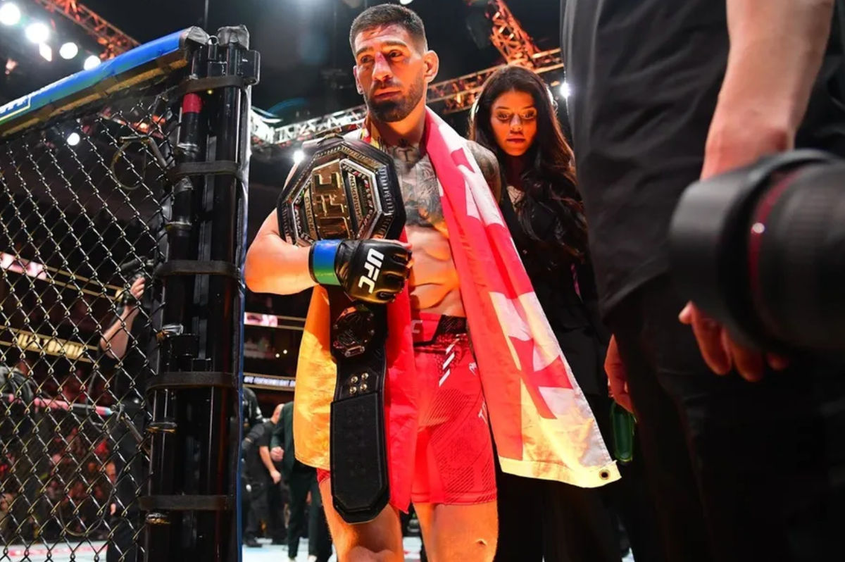 17 de febrero de 2024; Anaheim, California, EE. UU.; Ilia Topuria celebra su victoria por el campeonato contra Alexander Volkanovski durante el UFC 298 en el Honda Center. Crédito obligatorio: Gary A. Vasquez-Imagn Images