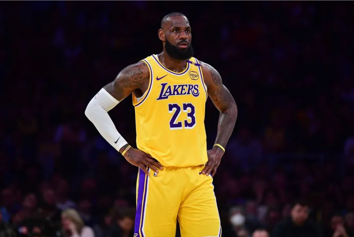 30 de abril de 2025; Los Ángeles, California, EE. UU.; El alero de Los Ángeles Lakers, LeBron James (23), reacciona durante la primera mitad del quinto partido de la primera ronda de los Playoffs de la NBA 2025 en el Crypto.com Arena. Crédito obligatorio: Gary A. Vasquez-Imagn Images.