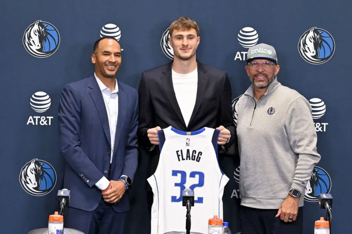 27 de junio de 2025; Dallas, TX, EE. UU.; (de izquierda a derecha) El gerente general de los Dallas Mavericks, Nico Harrison, la primera selección global de los Mavericks, Cooper Flagg, y el entrenador en jefe Jason Kidd posan para una foto en las instalaciones de entrenamiento de los Dallas Mavericks. Crédito obligatorio: Jerome Miron-Imagn Images
