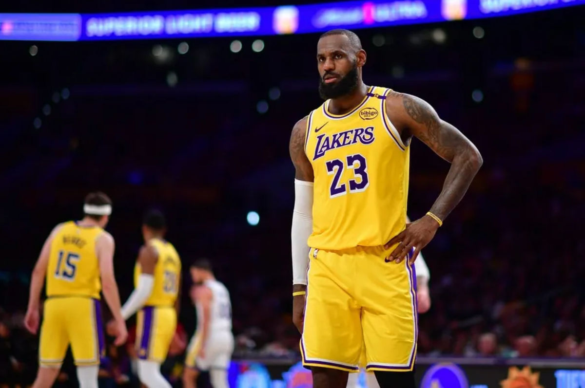 3 de abril de 2025; Los Ángeles, California, EE. UU.; El delantero de Los Ángeles Lakers, LeBron James (23), durante la segunda mitad en el Crypto.com Arena. Crédito obligatorio: Gary A. Vasquez-Imagn Images