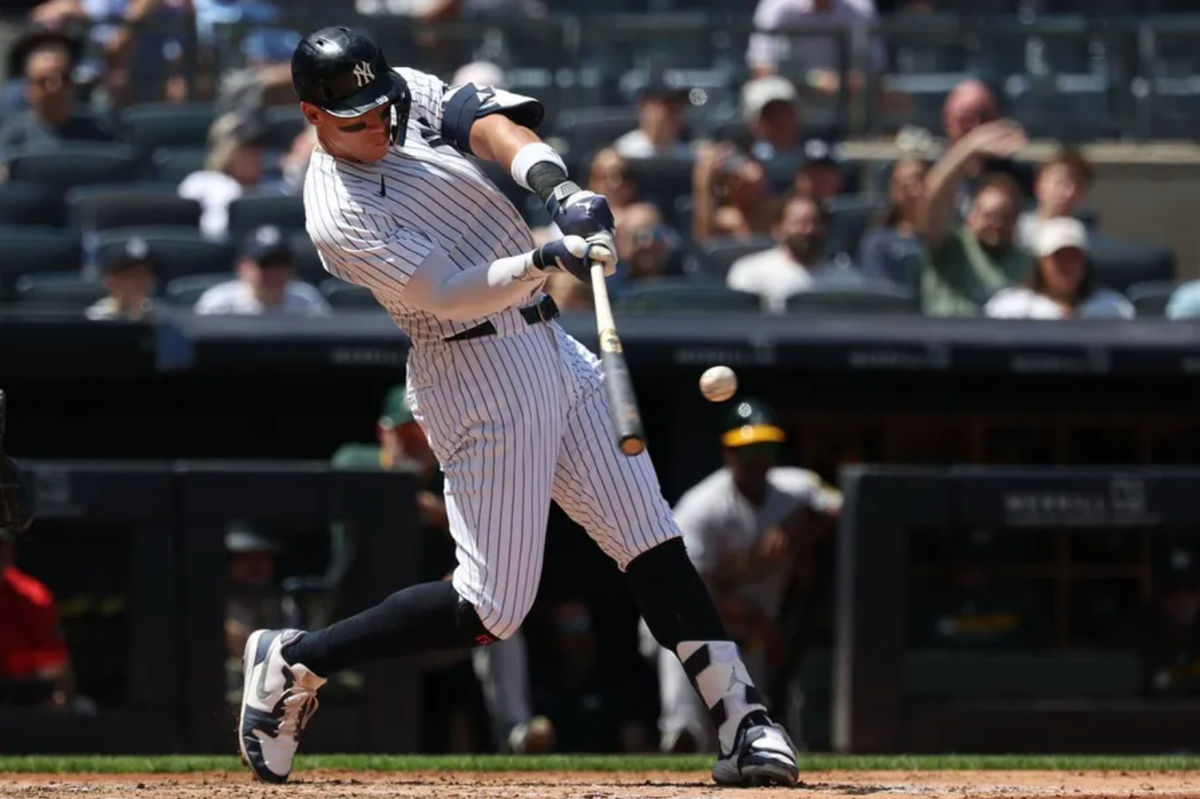 29 de junio de 2025; Bronx, Nueva York, EE. UU.; El bateador designado de los Yankees de Nueva York, Aaron Judge (99), conecta un jonrón de dos carreras durante la cuarta entrada contra los Atléticos en el Yankee Stadium. Crédito obligatorio: Vincent Carchietta-Imagn Images