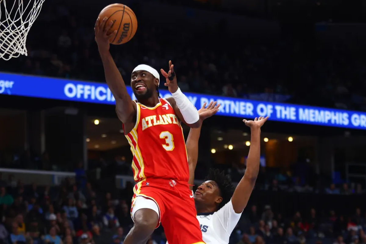 3 de marzo de 2025; Memphis, Tennessee, EE. UU.; El base de los Atlanta Hawks, Caris LeVert (3), lanza mientras el alero de los Memphis Grizzlies, GG Jackson II (45), defiende durante el segundo cuarto en el FedExForum. Crédito obligatorio: Petre Thomas-Imagn Images