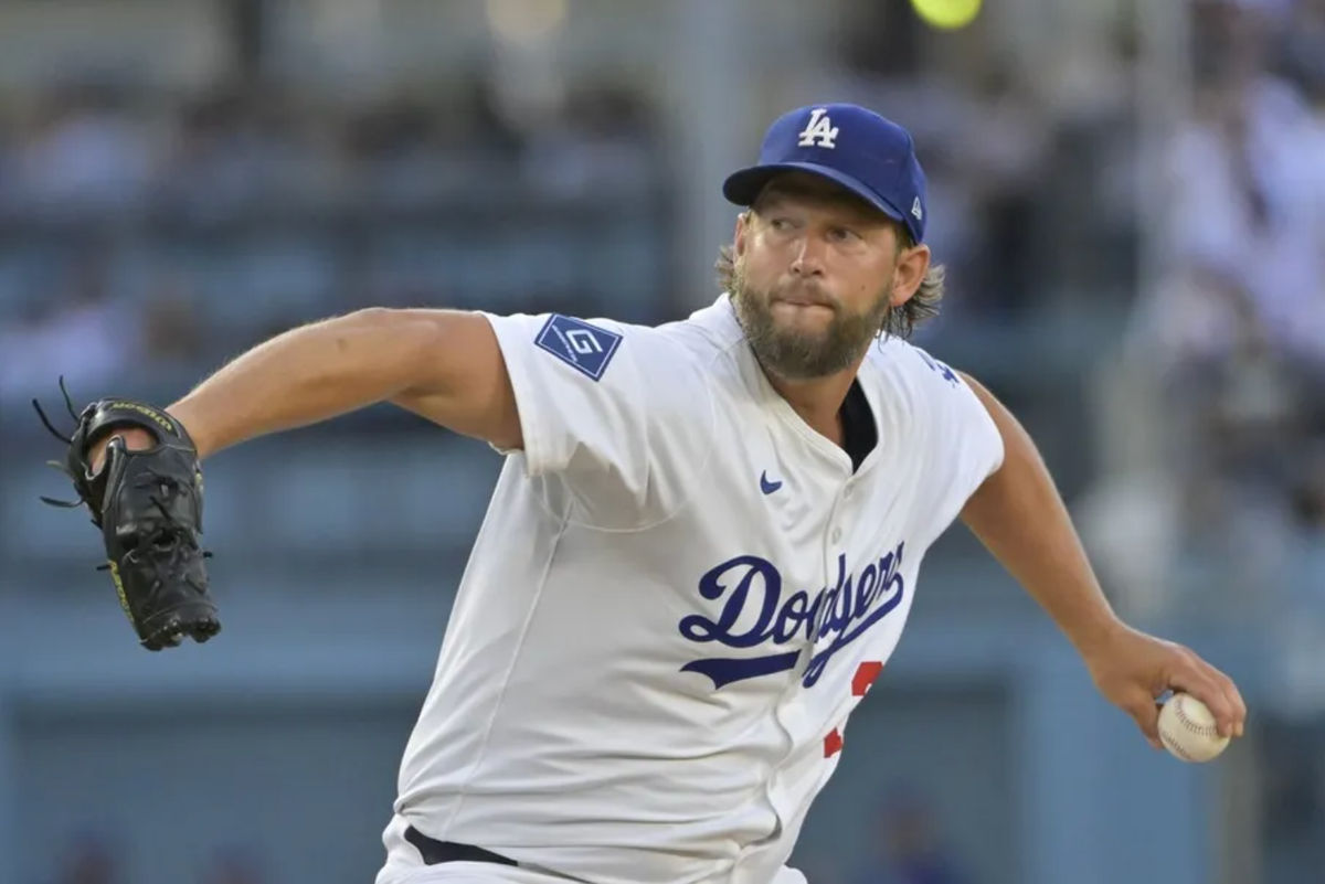 2 de julio de 2025; Los Ángeles, California, EE. UU.; El lanzador de los Dodgers de Los Ángeles, Clayton Kershaw (22), lanza durante la primera entrada contra los Medias Blancas de Chicago en el Dodger Stadium. Crédito obligatorio: Jayne Kamin-Oncea-Imagn Images