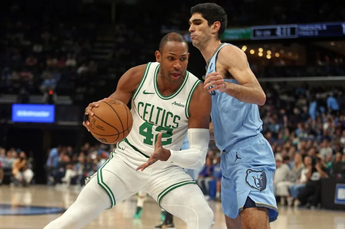 31 de marzo de 2025; Memphis, Tennessee, EE. UU.; El pívot de los Boston Celtics, Al Horford (42), penetra hacia la canasta mientras el alero de los Memphis Grizzlies, Santi Aldama (7), defiende durante el primer cuarto en el FedExForum. Crédito obligatorio: Petre Thomas-Imagn Images