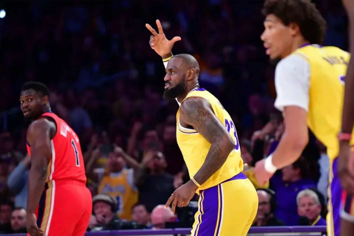 4 de marzo de 2025; Los Ángeles, California, EE. UU.; El alero de Los Ángeles Lakers, LeBron James (23), reacciona tras anotar un triple y alcanzar los 50.000 puntos en su carrera en la NBA contra los New Orleans Pelicans durante la primera mitad en el Crypto.com Arena. Crédito obligatorio: Gary A. Vasquez-Imagn Images.