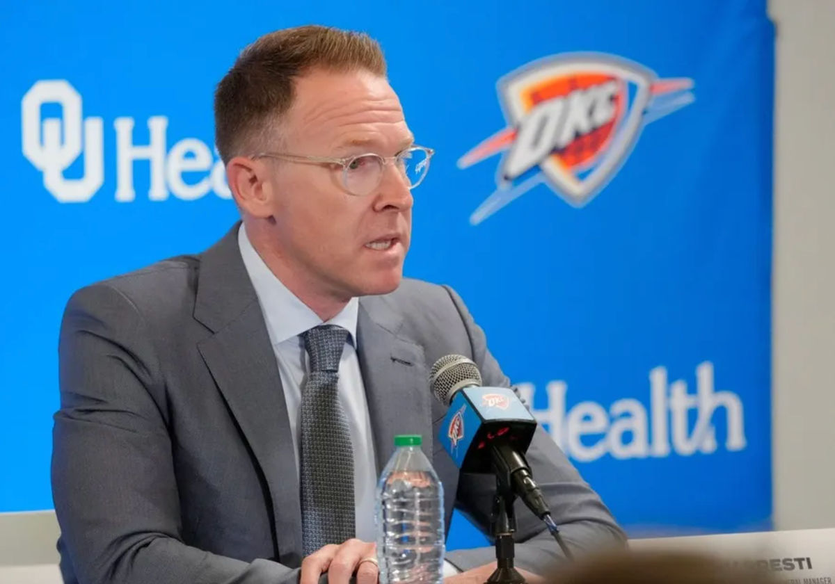 El gerente general del Thunder, Sam Presti, habla durante una conferencia de prensa introductoria para las selecciones del draft de 2024 del Thunder en el Centro de Artes Contemporáneas de Oklahoma en Oklahoma City, el sábado 29 de junio de 2024. FOTO USA TODAY SPORTS IMAGES
