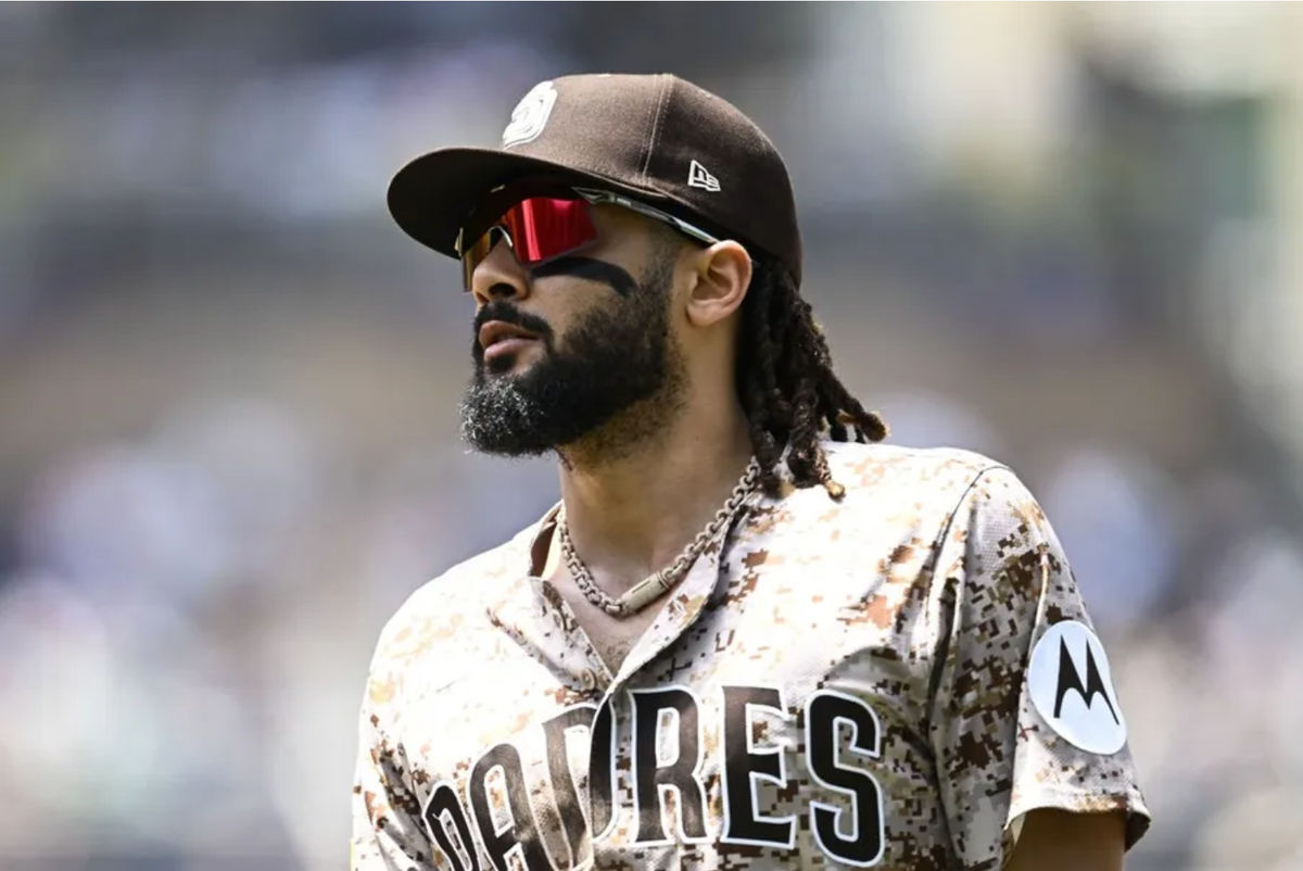 22 de junio de 2025; San Diego, California, EE. UU.; El jardinero de los Padres de San Diego, Fernando Tatis Jr. (23), sale del campo durante la tercera entrada contra los Reales de Kansas City en Petco Park. Crédito obligatorio: Denis Poroy-Imagn Images