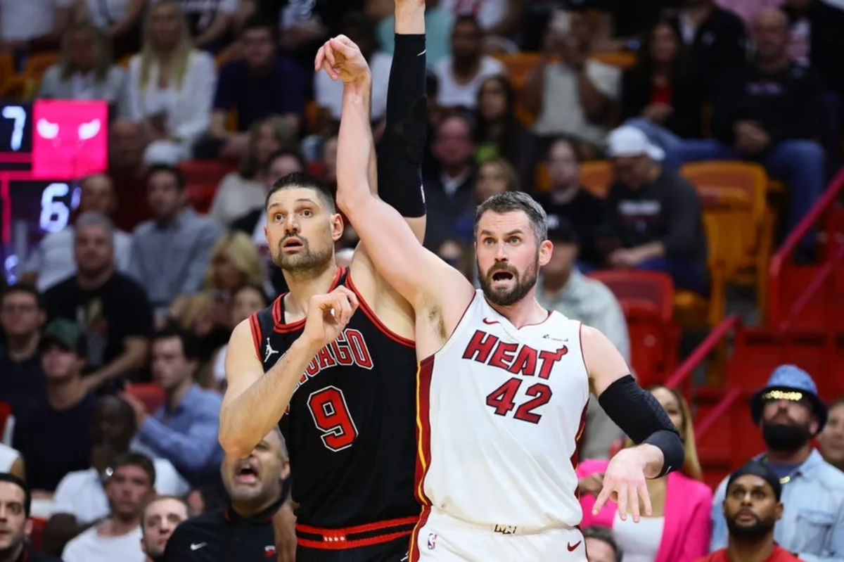19 de abril de 2024; Miami, Florida, EE. UU.; El delantero del Miami Heat, Kevin Love (42), observa su tiro contra el pívot de los Chicago Bulls, Nikola Vucevic (9), en el último cuarto durante un partido de play-in de los playoffs de la NBA de 2024 en el Kaseya Center. Crédito obligatorio: Sam Navarro-USA TODAY Sports