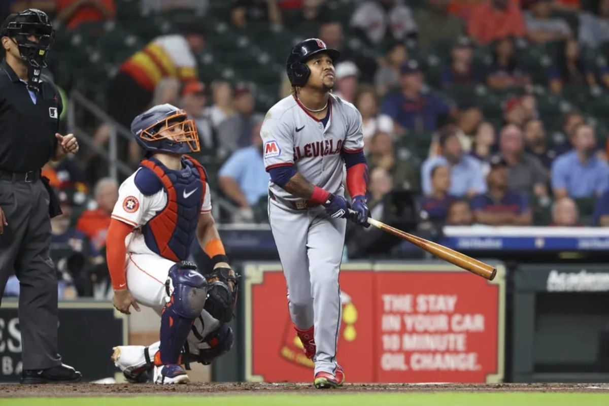 8 de julio de 2025; Houston, Texas, EE. UU.; El bateador designado de los Cleveland Guardians, José Ramírez (11), conecta un jonrón de dos carreras durante la primera entrada contra los Houston Astros en el Daikin Park. Crédito obligatorio: Troy Taormina-Imagn Images