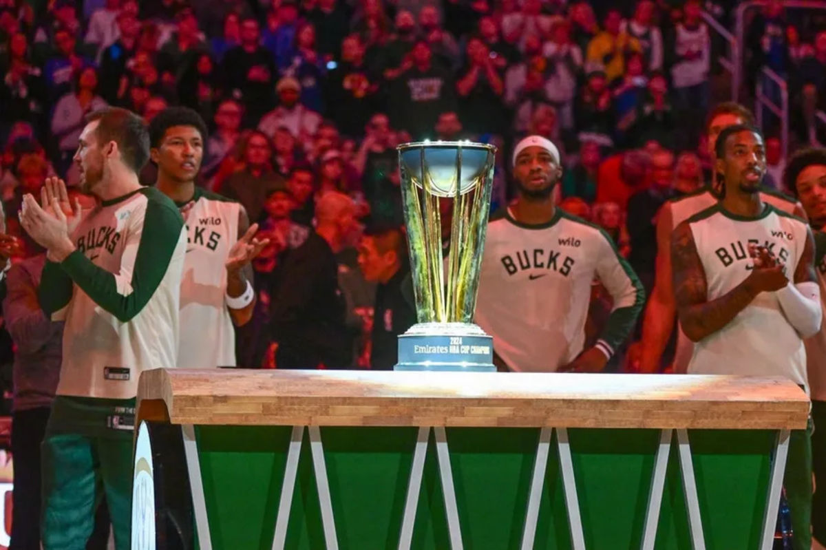 21 de diciembre de 2024; Milwaukee, Wisconsin, EE. UU.; Los Milwaukee Bucks exhiben la Copa de la NBA antes de un partido contra los Washington Wizards en el Fiserv Forum. Crédito obligatorio: Benny Sieu-Imagn Images