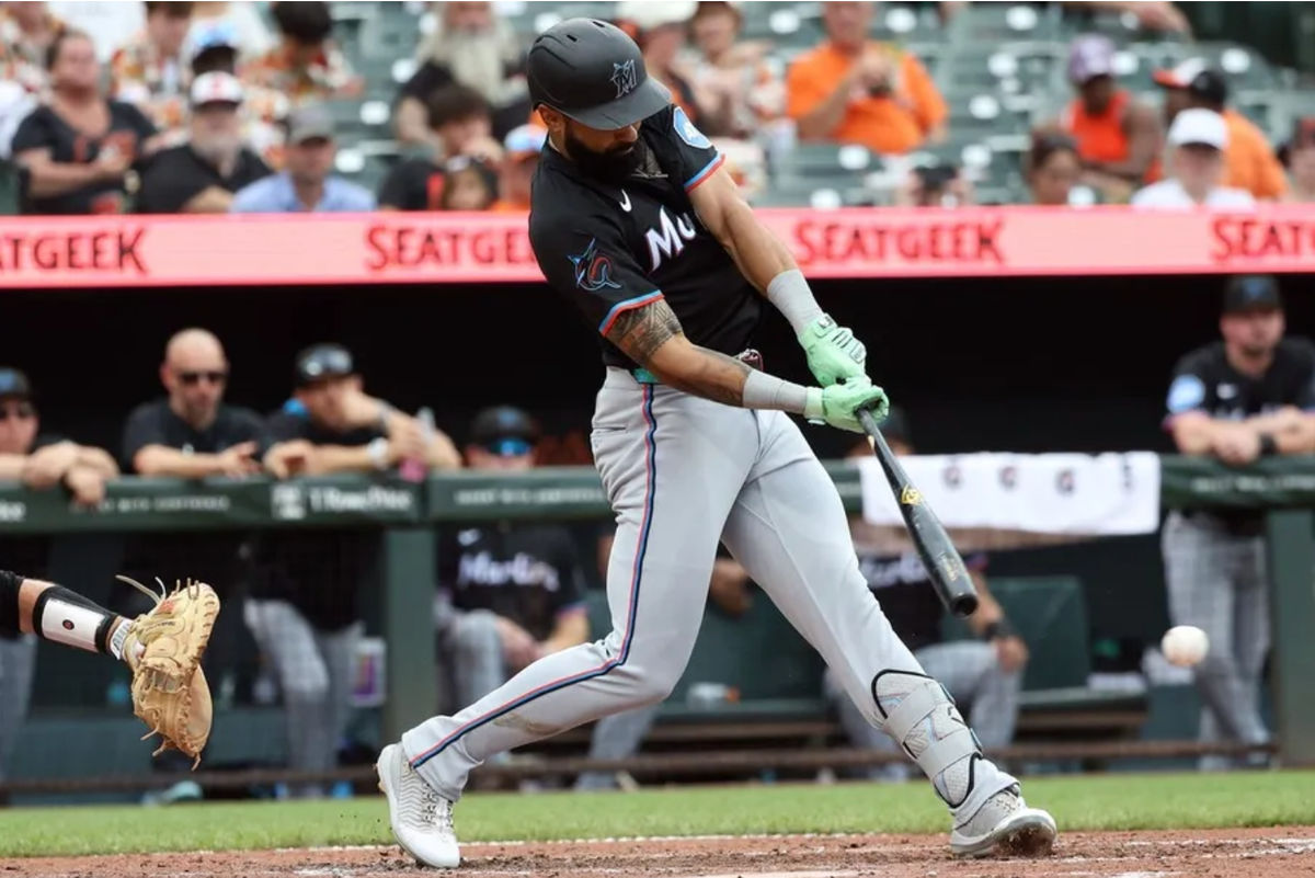 12 de julio de 2025; Baltimore, Maryland, EE. UU.; El jardinero de los Miami Marlins, Derek Hill (3), conecta un sencillo productor durante la séptima entrada contra los Baltimore Orioles en el Oriole Park de Camden Yards. Crédito obligatorio: Daniel Kucin Jr.-Imagn Images