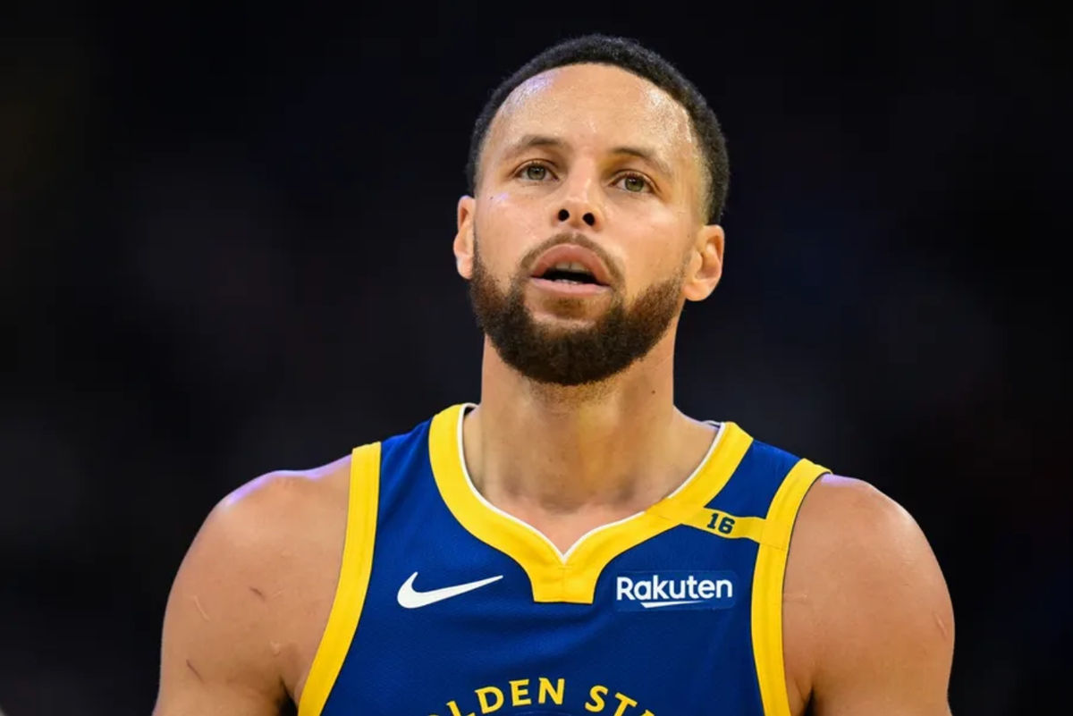 23 de diciembre de 2024; San Francisco, California, EE. UU.; El base de los Golden State Warriors, Stephen Curry (30), abandona la cancha tras el segundo cuarto contra los Indiana Pacers en el Chase Center. Crédito obligatorio: Eakin Howard-Imagn Images