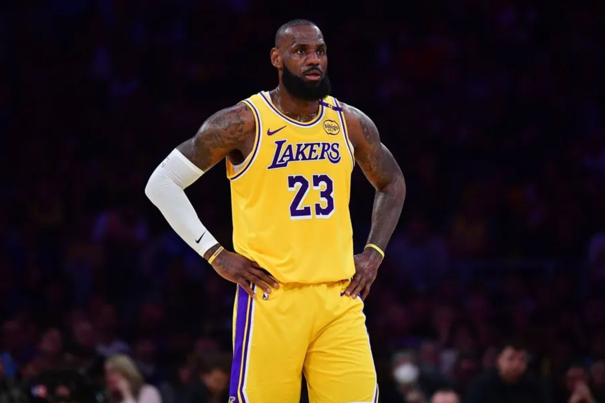 30 de abril de 2025; Los Ángeles, California, EE. UU.; El alero de Los Ángeles Lakers, LeBron James (23), reacciona durante la primera mitad del quinto partido de la primera ronda de los Playoffs de la NBA 2025 en el Crypto.com Arena. Crédito obligatorio: Gary A. Vasquez-Imagn Images.