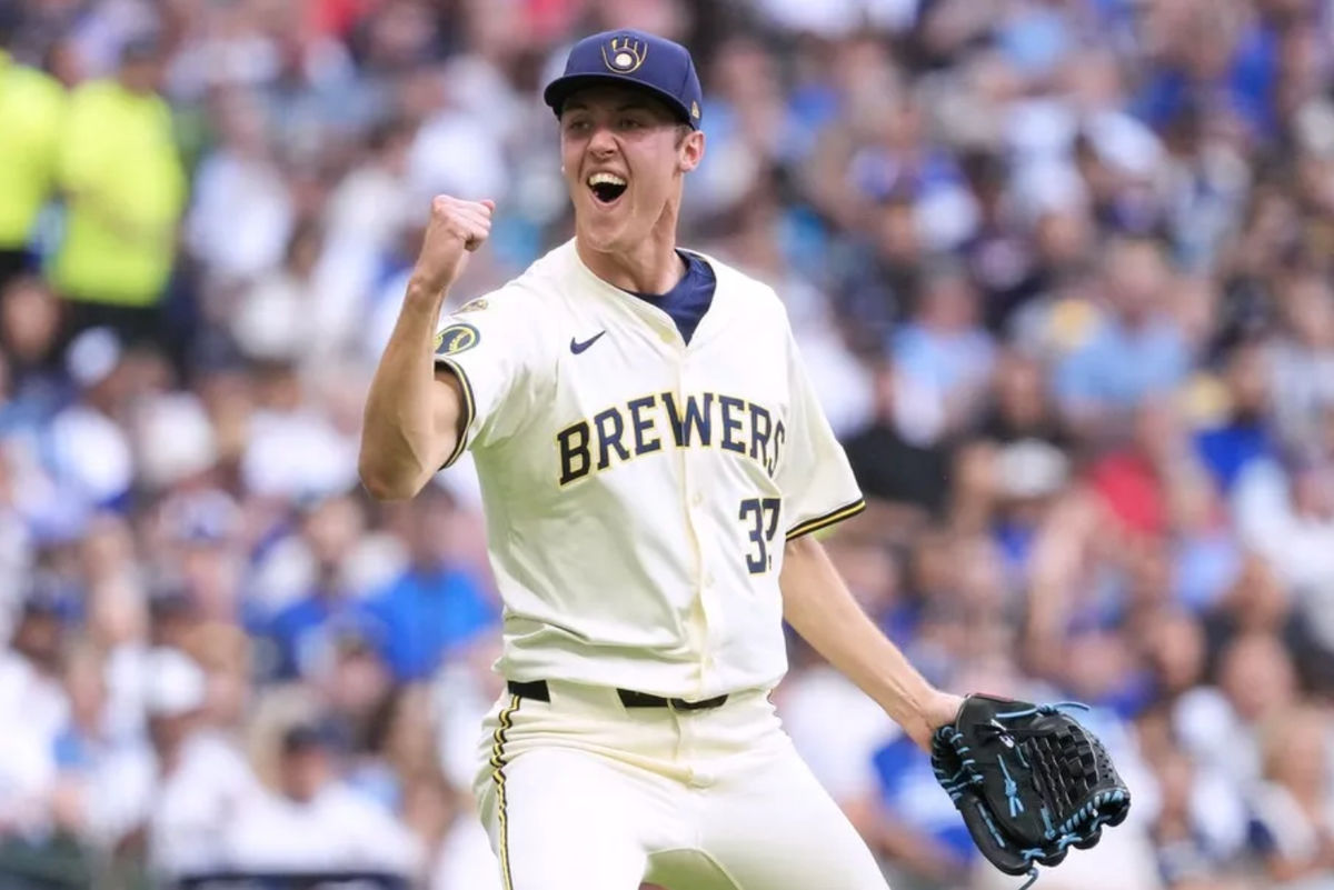 8 de julio de 2025; Milwaukee, Wisconsin, EE. UU.; El lanzador de los Cerveceros de Milwaukee, Jacob Misiorowski (32), reacciona tras el último out de la tercera entrada contra los Dodgers de Los Ángeles en el American Family Field. Crédito obligatorio: Jeff Hanisch-Imagn Images.