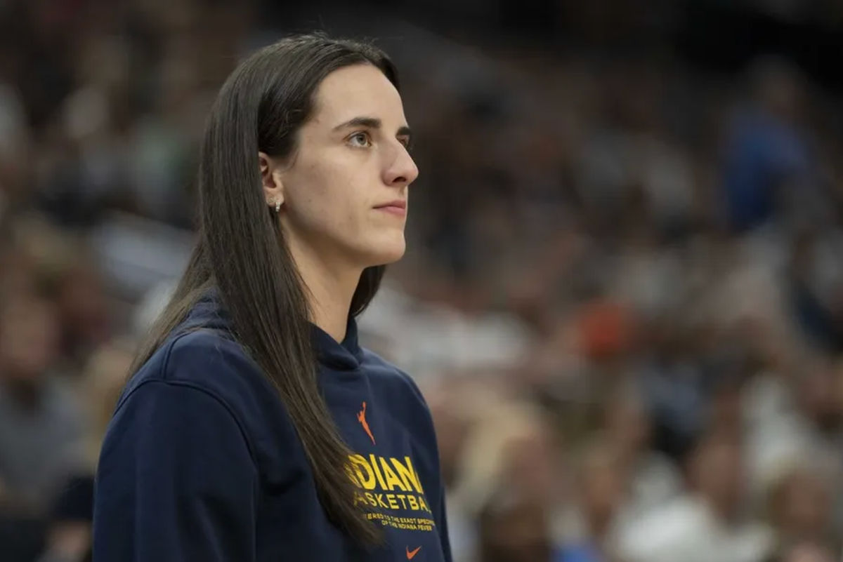1 de julio de 2025; Minneapolis, Minnesota, EE. UU.; La base de las Indiana Fever, Caitlin Clark (22), observa el partido contra las Minnesota Lynx en la segunda mitad de la final de la Copa del Comisionado en el Target Center. Crédito obligatorio: Jesse Johnson-Imagn Images