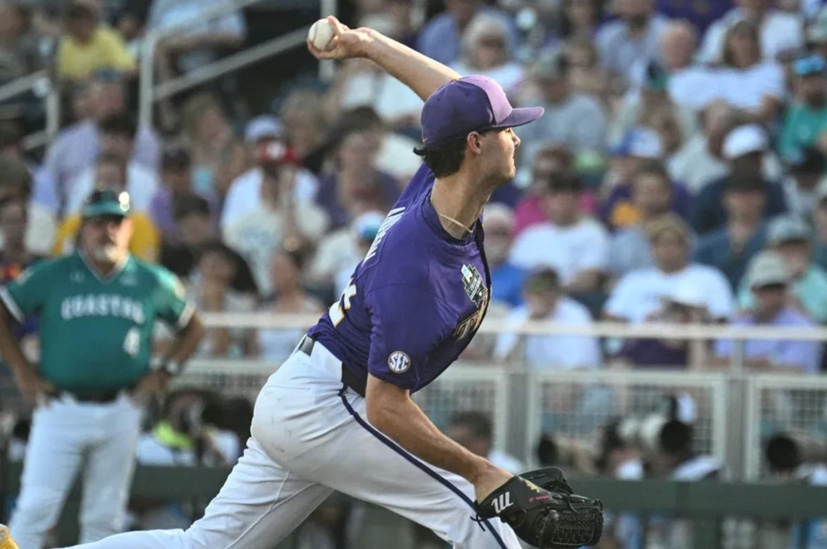 21 de junio de 2025; Omaha, Nebraska, EE. UU.; El lanzador abridor de los Tigres de LSU, Kade Anderson (32), lanza contra los Chanticleers de Coastal Carolina durante la primera entrada en el Charles Schwab Field. Crédito obligatorio: Steven Branscombe-Imagn Images