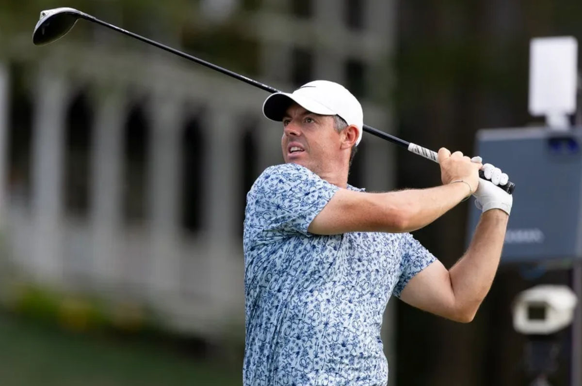 21 de junio de 2025; Cromwell, Connecticut, EE. UU.; Rory McIlroy ejecuta su tiro desde el tee del hoyo 18 durante la tercera ronda del torneo de golf Travelers Championship. Crédito obligatorio: Bill Streicher-Imagn Images