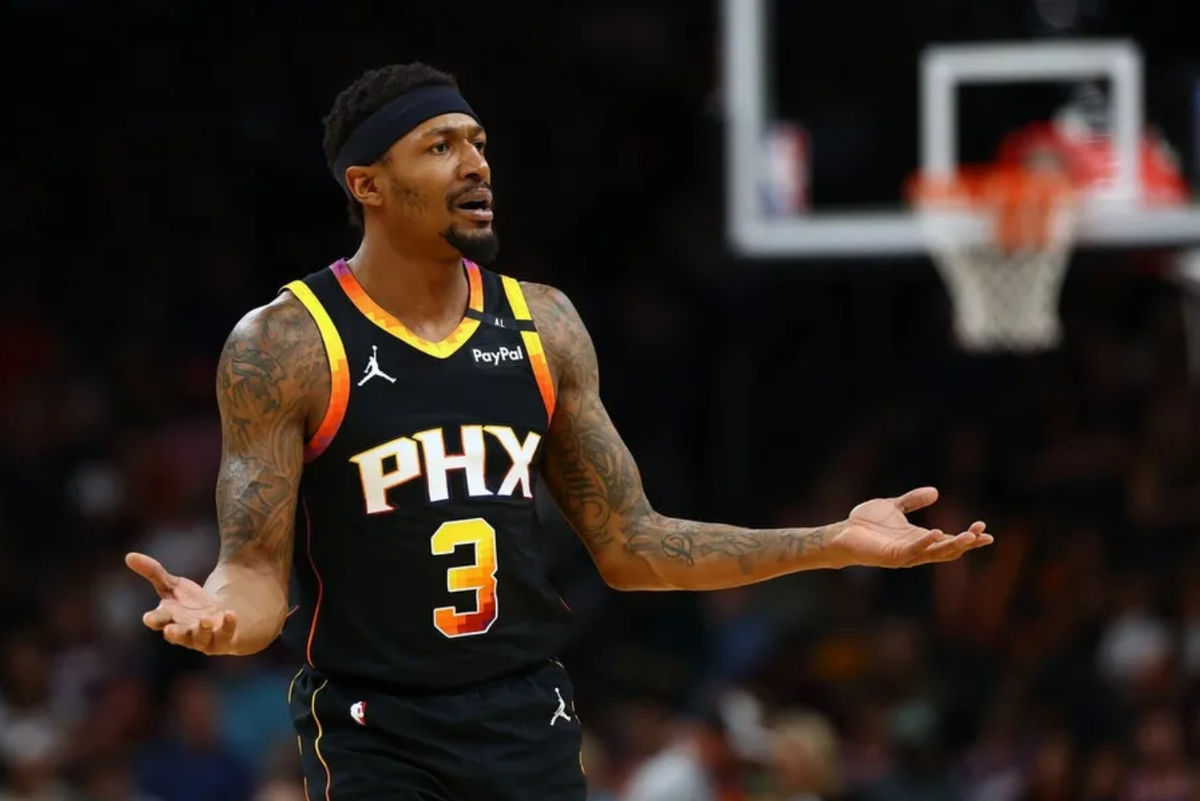 9 de abril de 2025; Phoenix, Arizona, EE. UU.; El base de los Phoenix Suns, Bradley Beal (3), reacciona contra el Oklahoma City Thunder durante la primera mitad en el Footprint Center. Crédito obligatorio: Mark J. Rebilas-Imagn Images