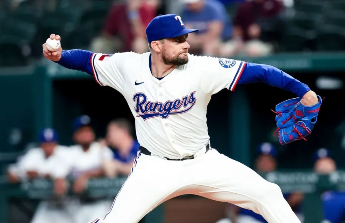 27 de mayo de 2025; Arlington, Texas, EE. UU.; El lanzador abridor de los Rangers de Texas, Nathan Eovaldi (17), lanza durante la primera entrada contra los Azulejos de Toronto en el Globe Life Field. Crédito obligatorio: Kevin Jairaj-Imagn Images