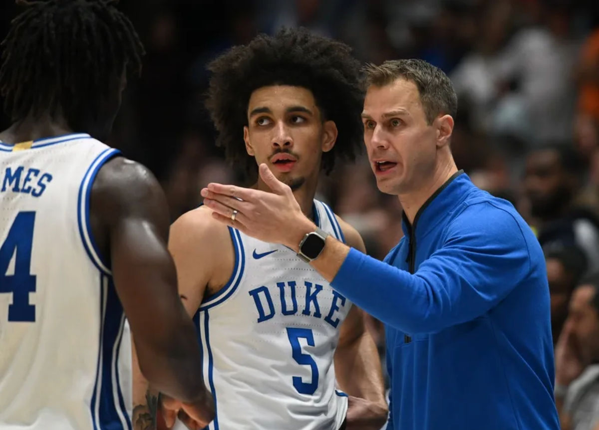 4 de dezembro de 2024; Durham, Carolina do Norte, EUA; o técnico do Duke Blue Devils, Jon Scheyer (à direita), comanda o armador Tyrese Proctor (5) e o armador Sion James (14) durante o segundo tempo contra o Auburn Tigers no Cameron Indoor Stadium. Os Blue Devils venceram por 84 a 78. Crédito obrigatório: Rob Kinnan-Imagn Images