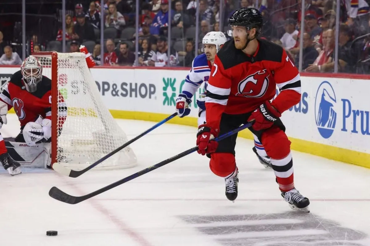 4 de octubre de 2023; Nueva York, Nueva Jersey, EE. UU.; El defensa de los New Jersey Devils, Dougie Hamilton (7), patina con el disco contra los New York Rangers durante el primer período en el Prudential Center. Créditos: Ed Mulholland-USA TODAY Sports