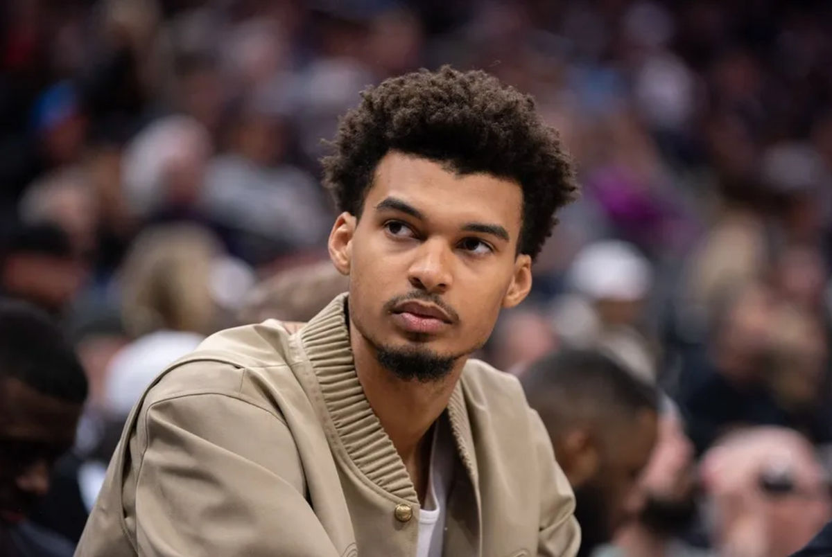 7 de marzo de 2025; Sacramento, California, EE. UU.; El pívot de los San Antonio Spurs, Victor Wembanyama (1), observa desde la banca durante el último cuarto del partido contra los Sacramento Kings en el Golden 1 Center. Crédito obligatorio: Ed Szczepanski-Imagn Images