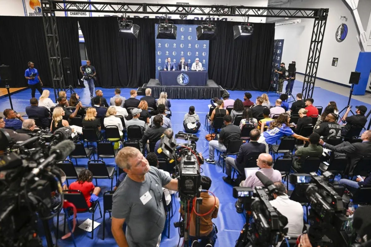 27 de junio de 2025; Dallas, TX, EE. UU.; Vista de la conferencia de prensa en las instalaciones de entrenamiento de los Dallas Mavericks para presentar a Cooper Flagg, la primera selección global de los Dallas Mavericks. Crédito obligatorio: Jerome Miron-Imagn Images