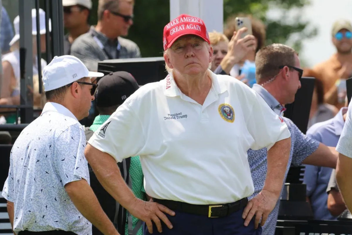 Bedminster, NJ, 11 de agosto de 2023 — O ex-presidente Donald Trump no primeiro tee antes da rodada de abertura do Torneio de Golfe LIV de 2023 no Trump National em Bedminster, NJ, em 11 de agosto de 2023. FOTO USA TODAY SPORTS IMAGES