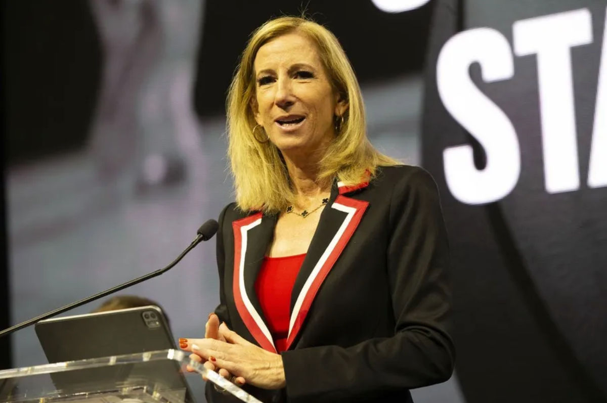 5 de outubro de 2023; São Francisco, CA, EUA; A comissária da WNBA, Cathy Engelbert, faz comentários iniciais durante uma coletiva de imprensa para anunciar a expansão da franquia da WNBA na área da Baía de São Francisco, no Chase Center. Crédito obrigatório: D. Ross Cameron-Imagn Images