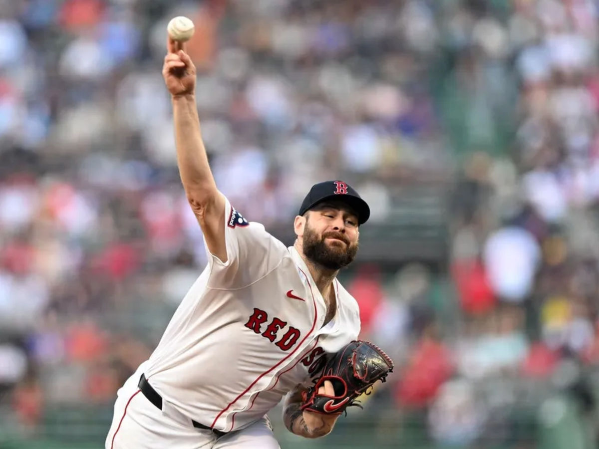 9 de julio de 2025; Boston, Massachusetts, EE. UU.; El lanzador de los Boston Red Sox, Lucas Giolito (54), lanza contra los Colorado Rockies durante la primera entrada en Fenway Park. Crédito obligatorio: Brian Fluharty-Imagn Images