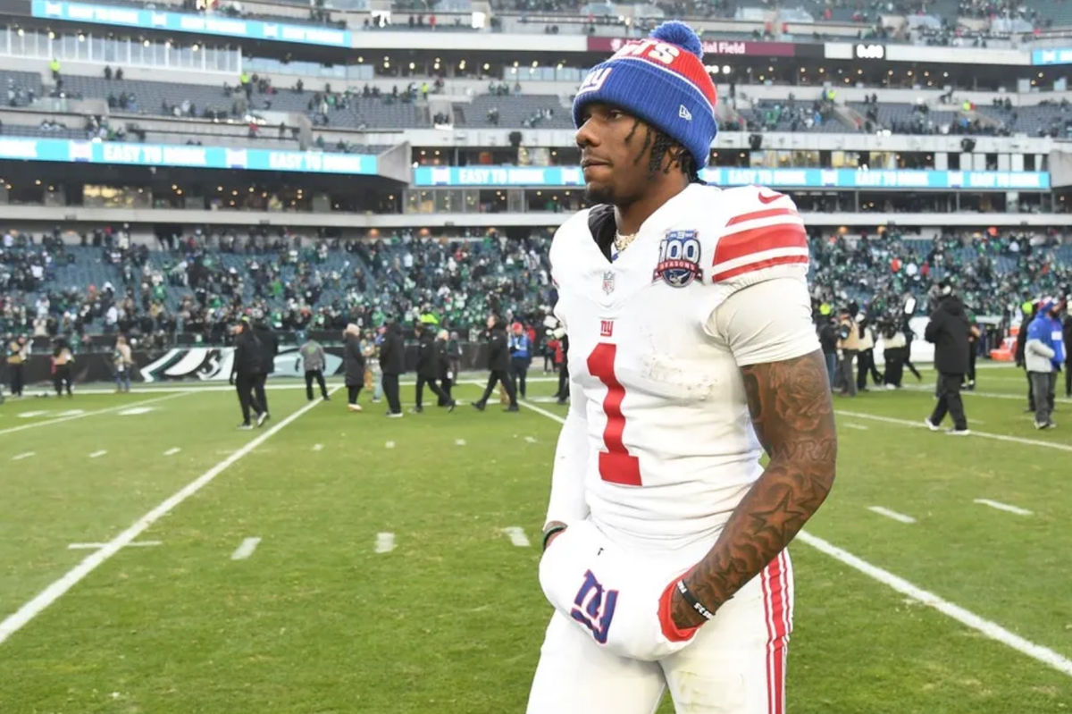 5 de enero de 2025; Filadelfia, Pensilvania, EE. UU.; El receptor abierto de los New York Giants, Malik Nabers (1), abandona el campo tras la derrota ante los Philadelphia Eagles en el Lincoln Financial Field. Crédito obligatorio: Eric Hartline-Imagn Images
