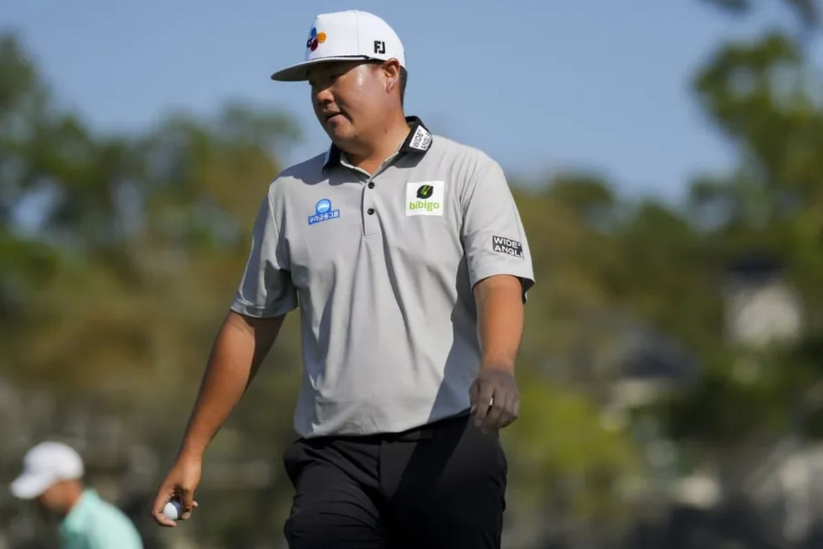 18 de abril de 2024; Hilton Head, Carolina del Sur, EE. UU.; Sungjae Im camina por el green del hoyo 17 después de embocar un putt durante la primera ronda del torneo de golf RBC Heritage. Créditos: Aaron Doster-USA TODAY Sports