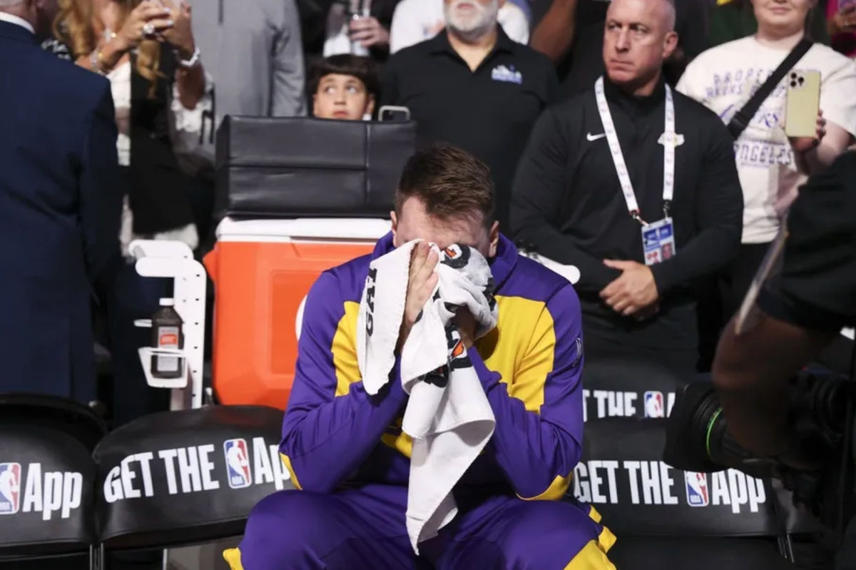 9 de abril de 2025; Dallas, Texas, EE. UU.; El base de Los Ángeles Lakers, Luka Doncic (77), reacciona mientras ve un video de homenaje antes del partido contra los Dallas Mavericks en el American Airlines Center. Crédito obligatorio: Kevin Jairaj-Imagn Images