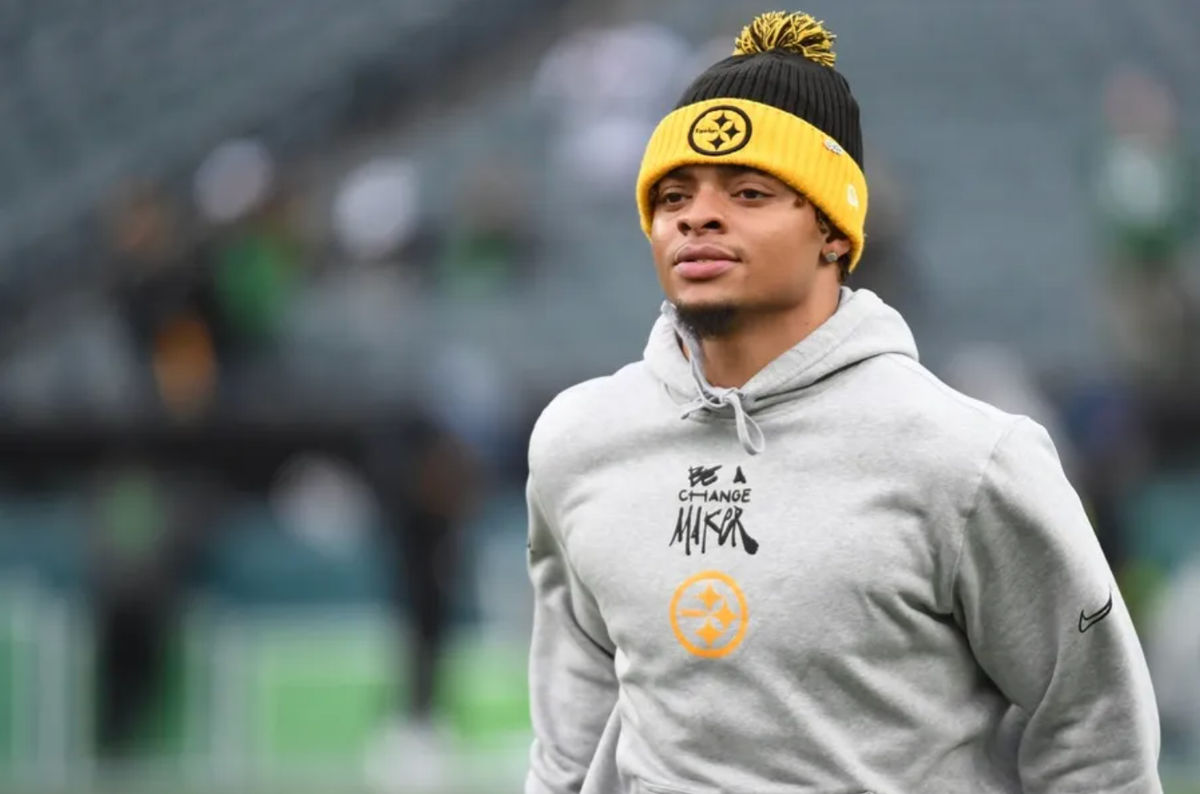 15 de diciembre de 2024; Filadelfia, Pensilvania, EE. UU.; El mariscal de campo de los Pittsburgh Steelers, Justin Fields (2), durante el calentamiento contra los Philadelphia Eagles en el Lincoln Financial Field. Crédito obligatorio: Eric Hartline-Imagn Images