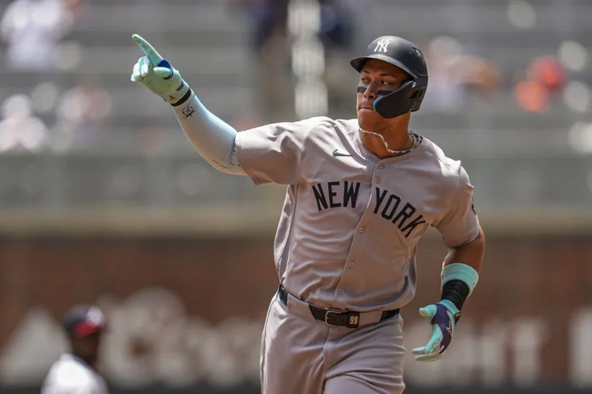 20 de julio de 2025; Cumberland, Georgia, EE. UU.; El jardinero derecho de los Yankees de Nueva York, Aaron Judge (99), corre tras conectar un jonrón contra los Bravos de Atlanta durante la primera entrada en el Truist Park. Crédito obligatorio: Dale Zanine-Imagn Images