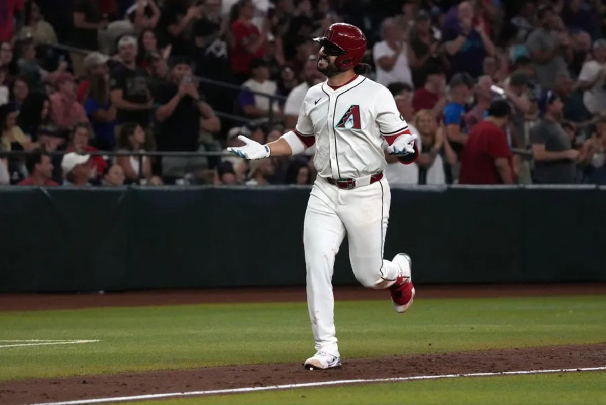 19 de julio de 2025; Phoenix, Arizona, EE. UU.; El tercera base de los Diamondbacks de Arizona, Eugenio Suárez (28), reacciona tras conectar un jonrón solitario contra los Cardenales de San Luis en la tercera entrada en el Chase Field. Crédito obligatorio: Rick Scuteri-Imagn Images