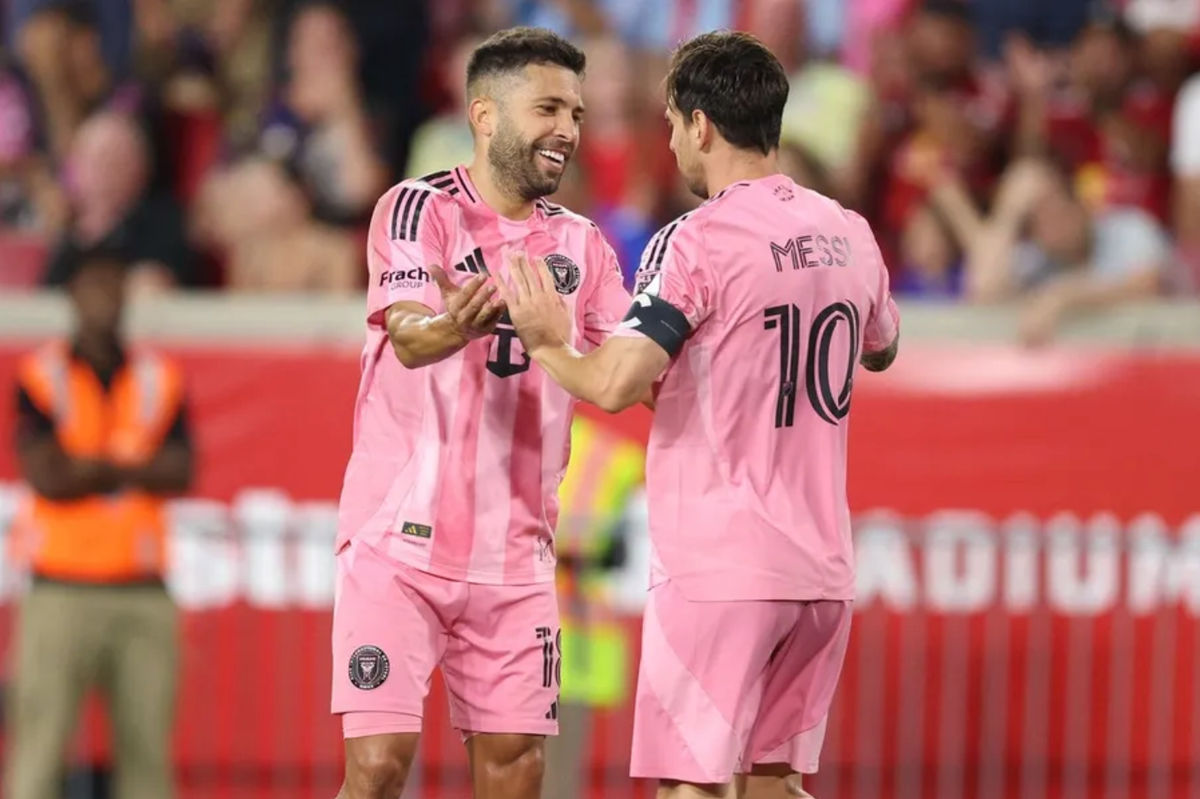 19 de julho de 2025; Harrison, Nova Jersey, EUA; O atacante do Inter Miami CF, Lionel Messi (10), comemora com o zagueiro Jordi Alba (18) após o gol no segundo tempo contra o New York Red Bulls no Sports Illustrated Stadium. Crédito obrigatório: Vincent Carchietta-Imagn Images