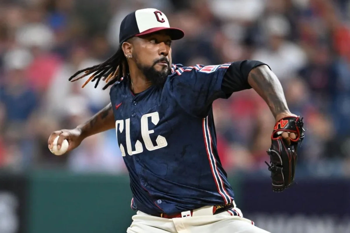 18 de julho de 2025; Cleveland, Ohio, EUA; Emmanuel Clase (48), arremessador do Cleveland Guardians, lança um arremesso durante a nona entrada contra o Athletics no Progressive Field. Crédito obrigatório: Ken Blaze-Imagn Images