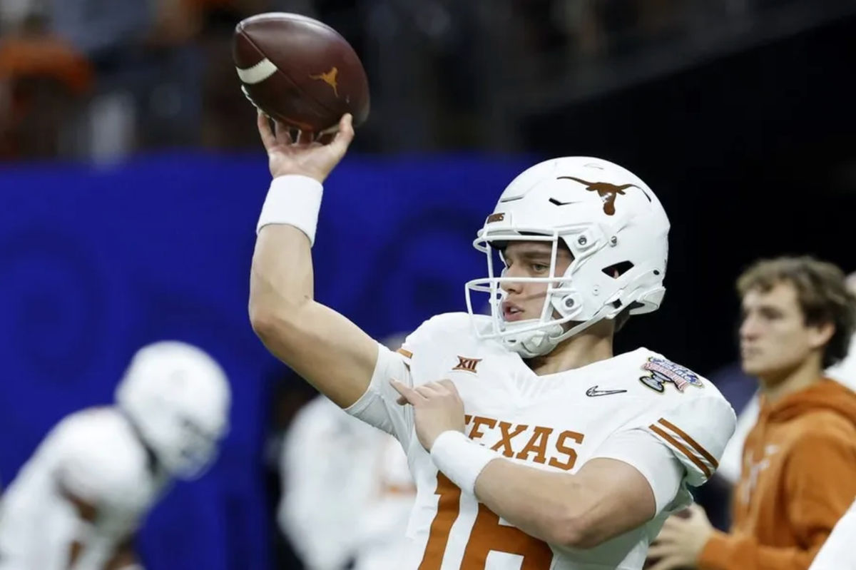 1 de enero de 2024; Nueva Orleans, LA, EE. UU.; El mariscal de campo de los Texas Longhorns, Arch Manning (16), calienta antes del partido de semifinales de los playoffs de fútbol americano universitario Sugar Bowl 2024 contra los Washington Huskies en el Caesars Superdome. Créditos: Geoff Burke-USA TODAY Sports