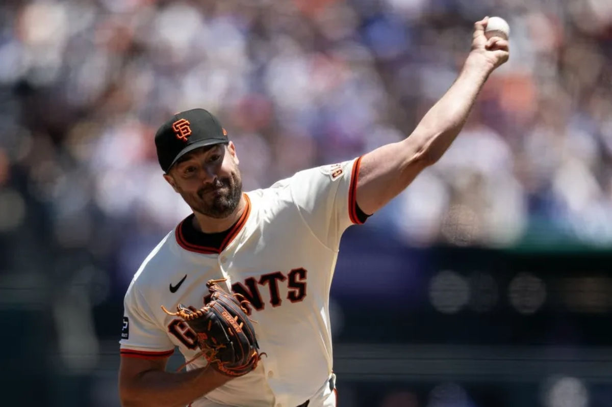 13 de julio de 2025; San Francisco, California, EE. UU.; El lanzador abridor de los Gigantes de San Francisco, Robbie Ray (38), realiza un lanzamiento contra los Dodgers de Los Ángeles durante la primera entrada en el Oracle Park. Crédito obligatorio: D. Ross Cameron-Imagn Images