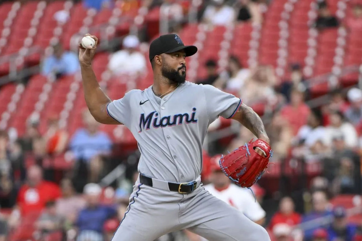 29 de julho de 2025; St. Louis, Missouri, EUA; O arremessador titular do Miami Marlins, Sandy Alcantara (22), arremessa contra o St. Louis Cardinals durante o segundo inning no Busch Stadium. Crédito obrigatório: Jeff Curry-Imagn Images