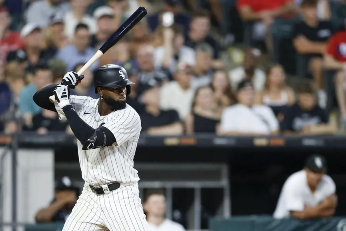 28 de julio de 2025; Chicago, Illinois, EE. UU.; El jardinero central de los Chicago White Sox, Luis Robert Jr. (88), batea contra los Philadelphia Phillies durante la sexta entrada en el Rate Field. Crédito obligatorio: Kamil Krzaczynski-Imagn Images