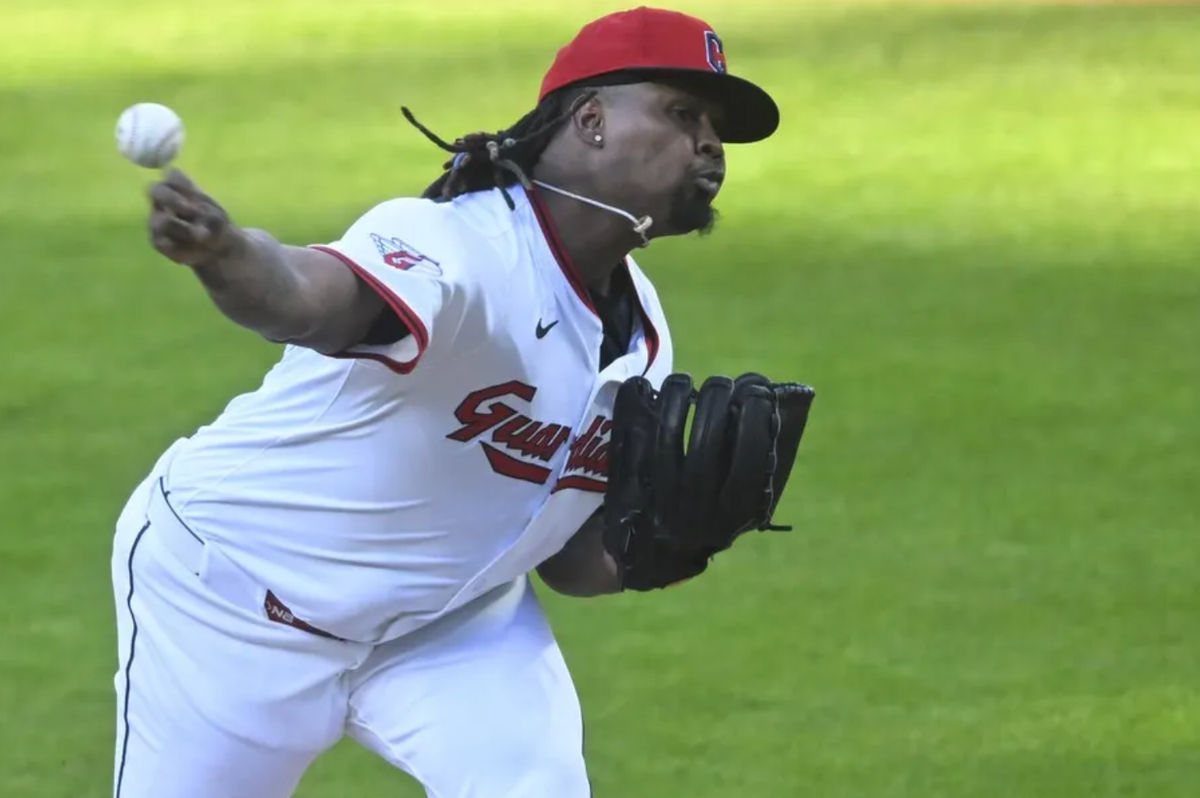 12 de abril de 2025; Cleveland, Ohio, EE. UU.; El lanzador abridor de los Cleveland Guardians, Luis L. Ortiz (45), realiza un lanzamiento en la primera entrada contra los Kansas City Royals en el Progressive Field. Crédito obligatorio: David Richard-Imagn Images